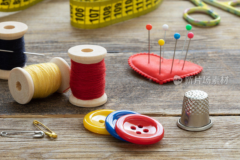 裁缝的一组物品，线，线轴，针，剪刀，缝纫。