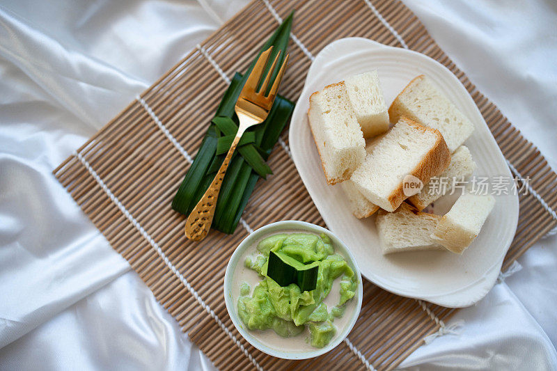 泰式甜点，蒸面包配香兰蛋奶