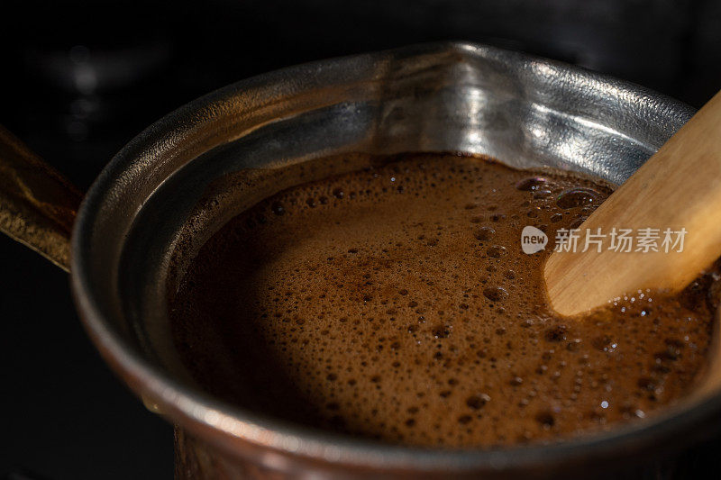 传统的土耳其咖啡与传统的咖啡壶起泡