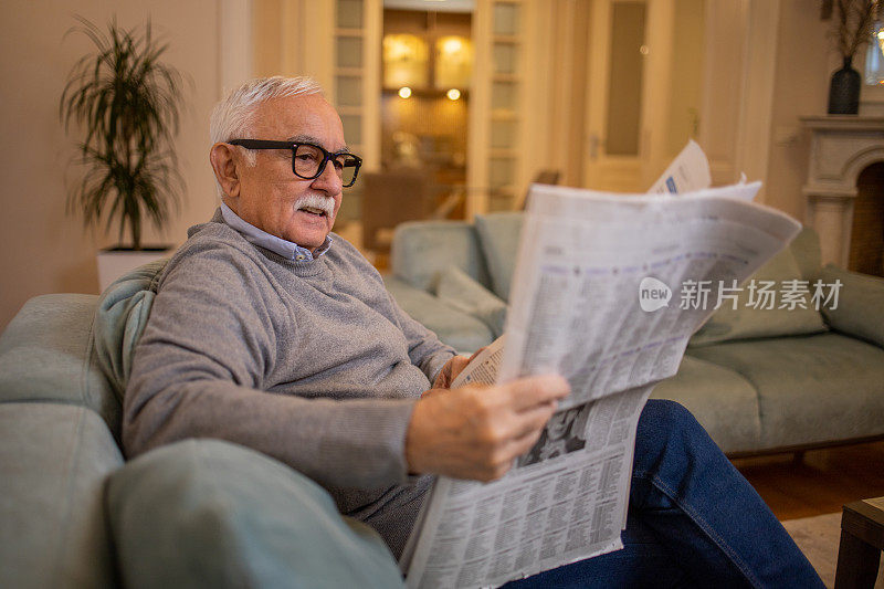 老人在读报纸