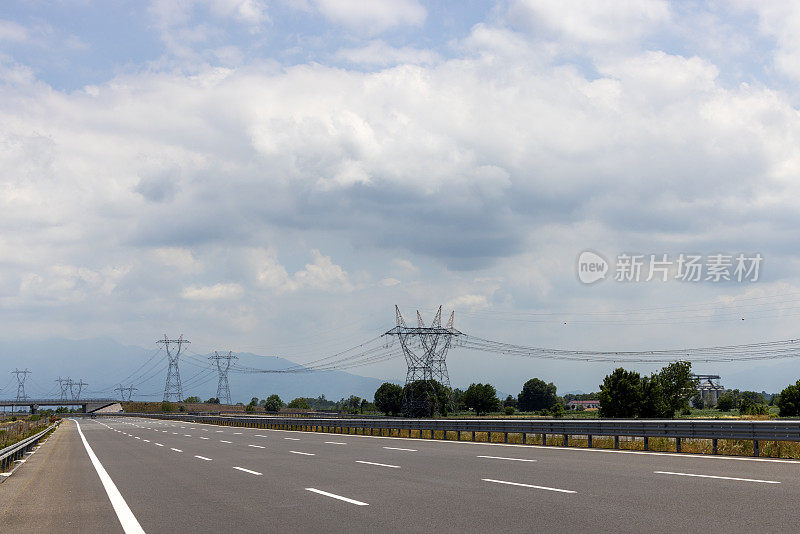 高速公路旁的高压电线