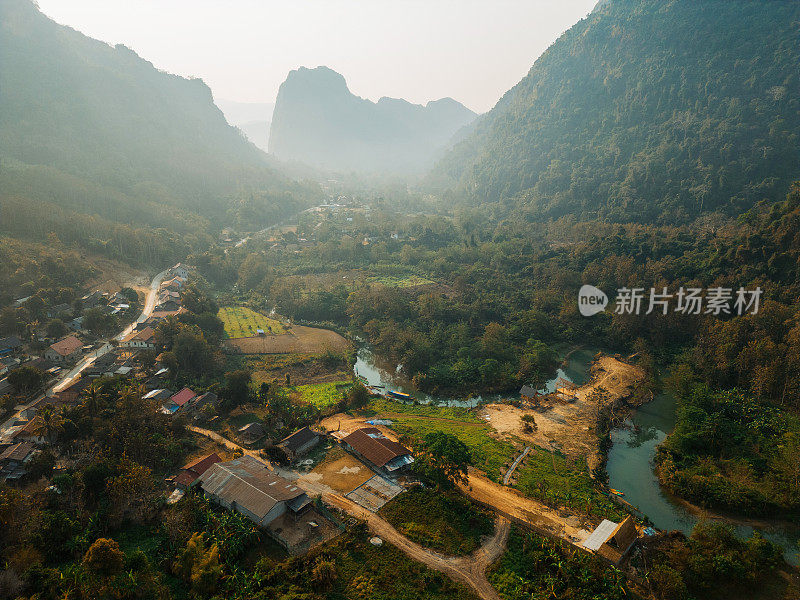 落日时分湄公河宁静景象的鸟瞰图