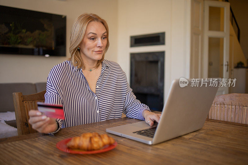 快乐的女人在网上购物