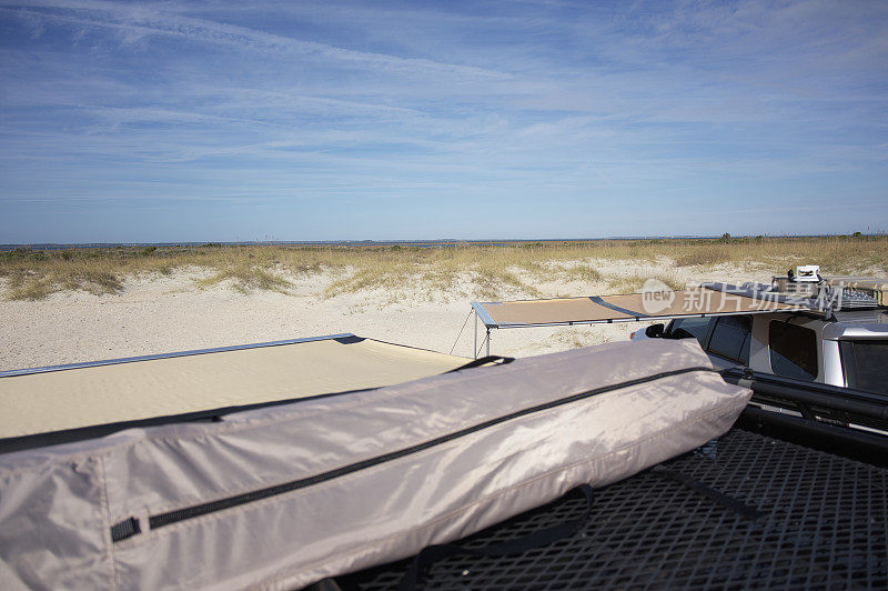海滩上的营地，带遮阳篷