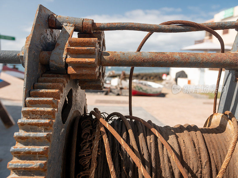海港设备生锈的旧齿轮和金属电缆的特写图像