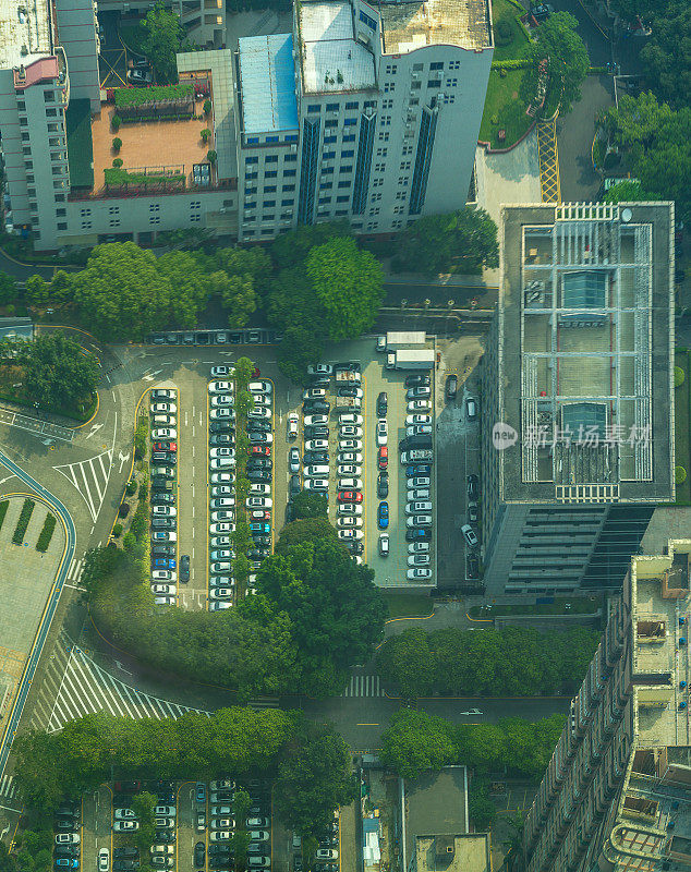 深圳高层建筑之间的停车场。