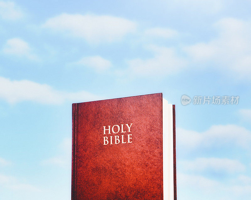 《圣经》映衬着天蓝色的天空