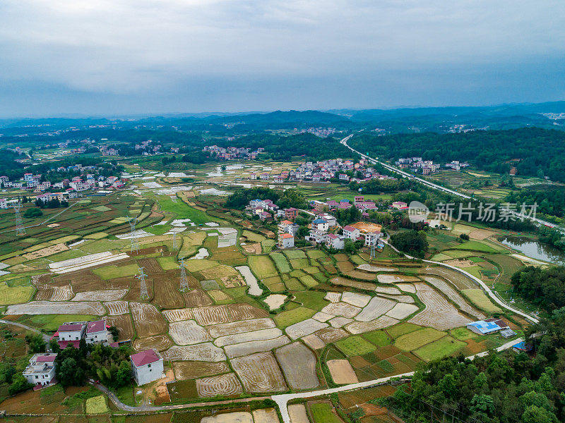 中国湖南乡村房屋和田园风光的航空摄影