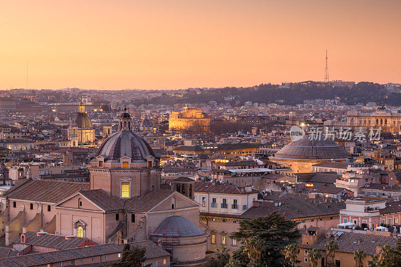 意大利罗马，拥有Gesù教堂和万神殿的圆顶