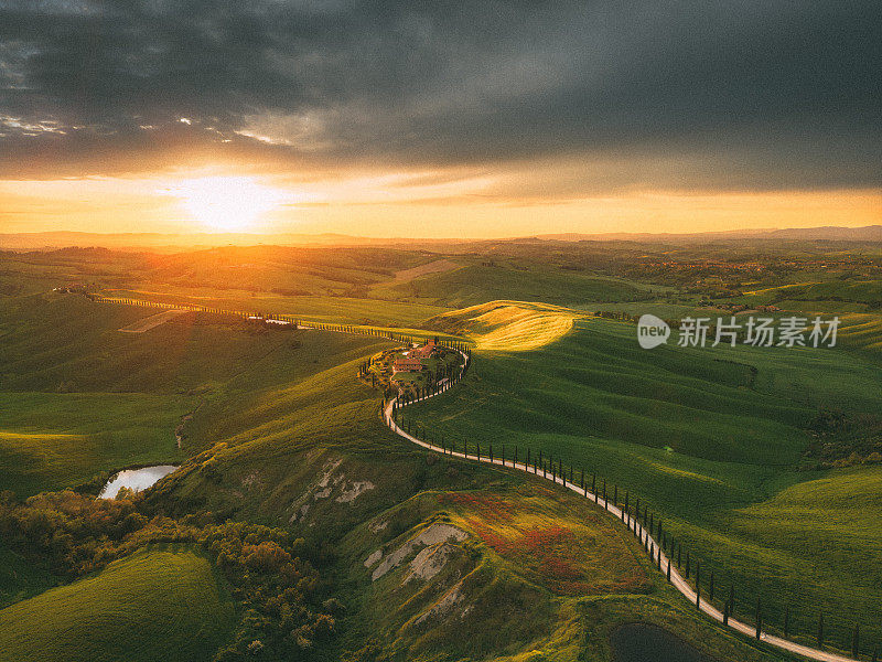 托斯卡纳柏树道路和起伏的景观