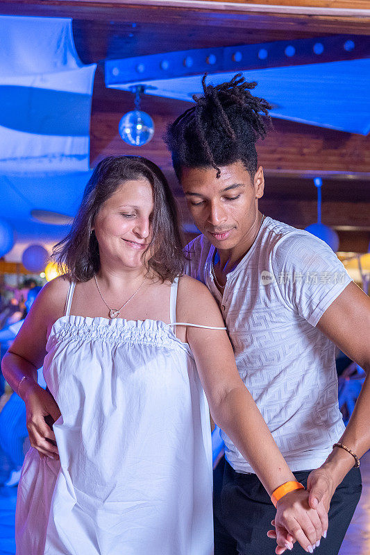 欢快的双人拉丁舞。