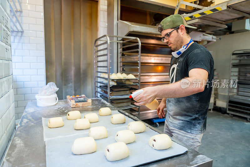 车间里的面包师准备牛角面包和那不勒斯的工匠面包店车间