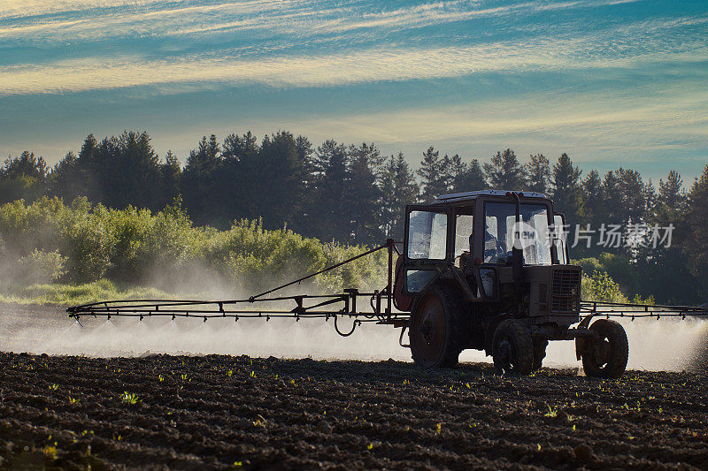 拖拉机式农用农药喷雾器，吊杆形喷雾器，用于农田。