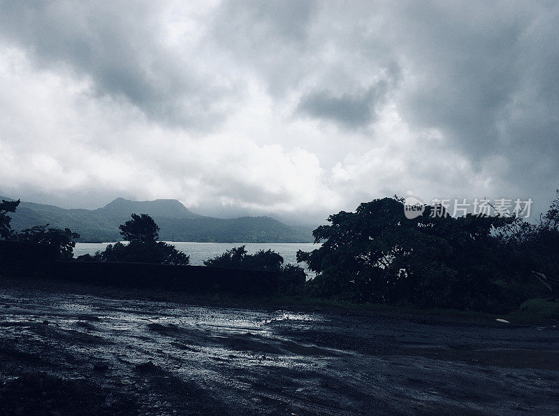 季风天气下印度浦那附近的Pawna湖的景色为JPG文件