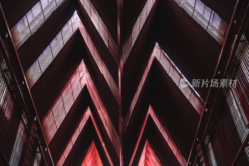 从下面看，不同层次的红色建筑和令人惊叹的设计