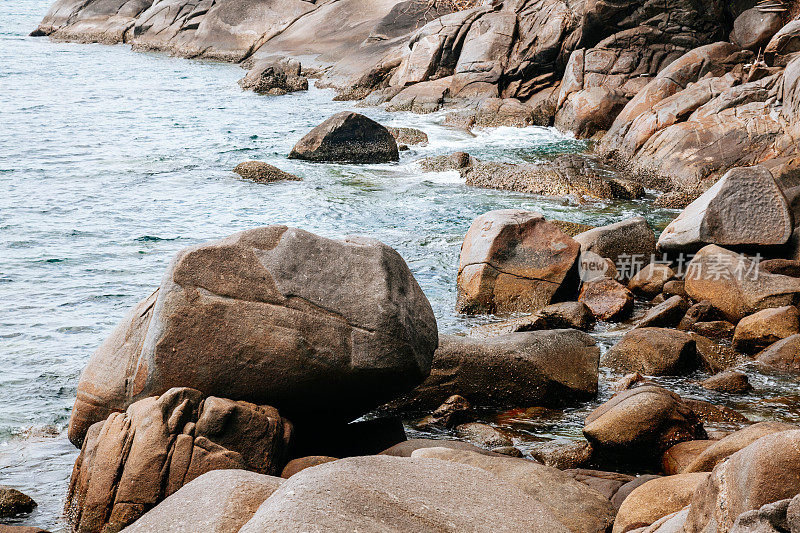 普吉岛的岩石海岸线和巨石。