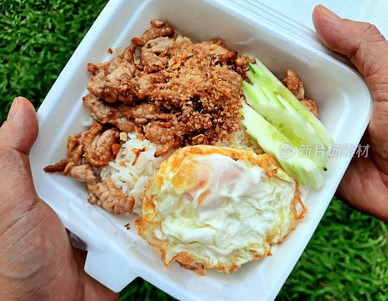 猪肉蒜蓉炒蛋饭-曼谷街头小吃。