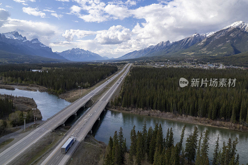 风景优美的高速公路上的运输卡车