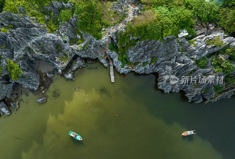 越南西南部，热带岛屿，江省Nghe岛，石灰岩岛屿的蓝色海水的抽象航空照片