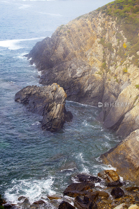 悬崖，岩石海岸线，海滩从人行道上看。西班牙阿斯图里亚斯的卡萨里戈塔皮亚。