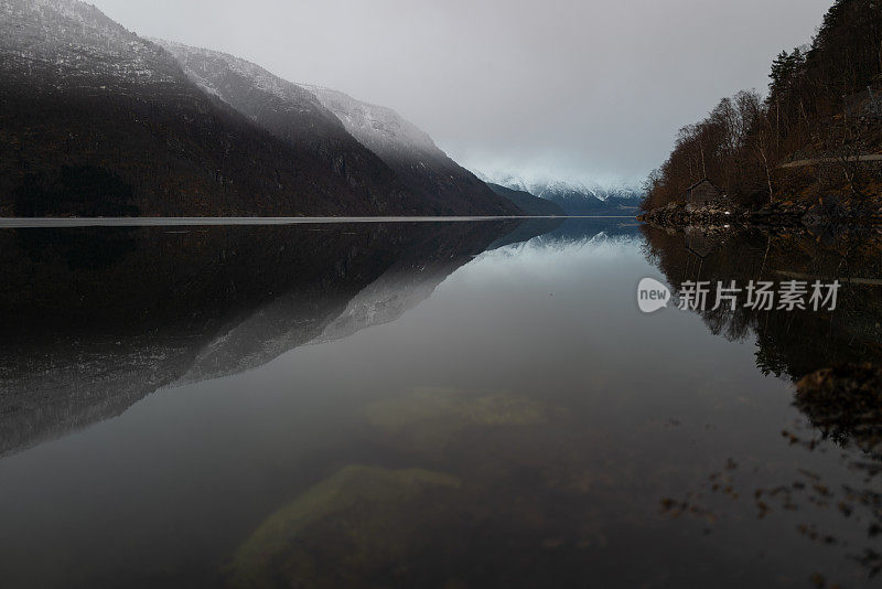 挪威的户外风景:冬季的峡湾景观