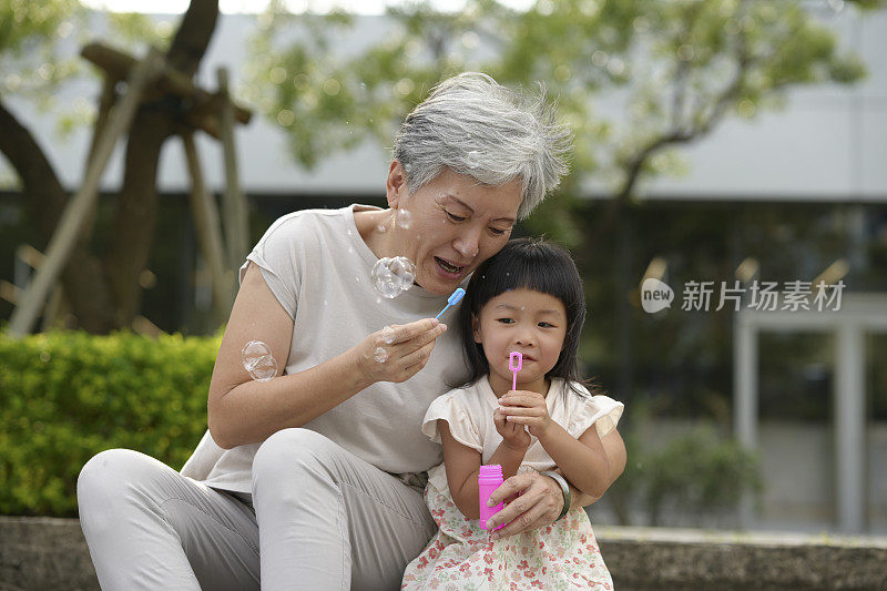 与亚洲祖母和孙子孙女在户外的美好时光