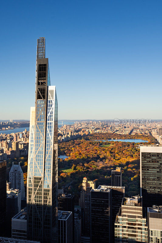 纽约中央公园秋季鸟瞰图，日落时分，亿万富翁街的超高层摩天大楼。曼哈顿