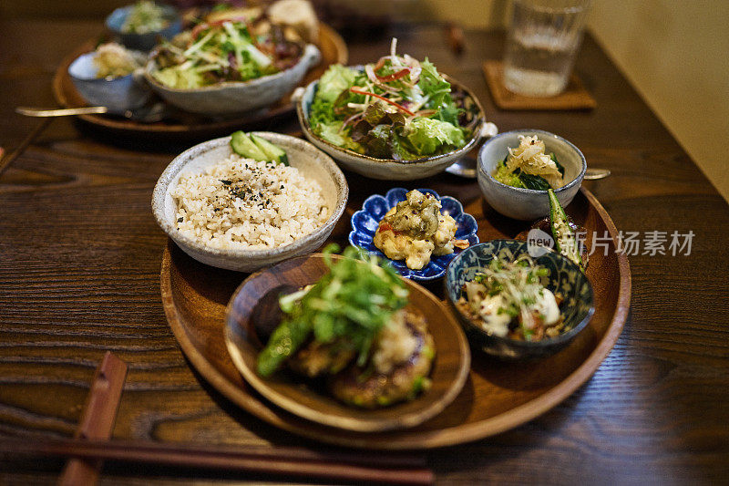 一对夫妇在素食餐厅享用午餐的场景。