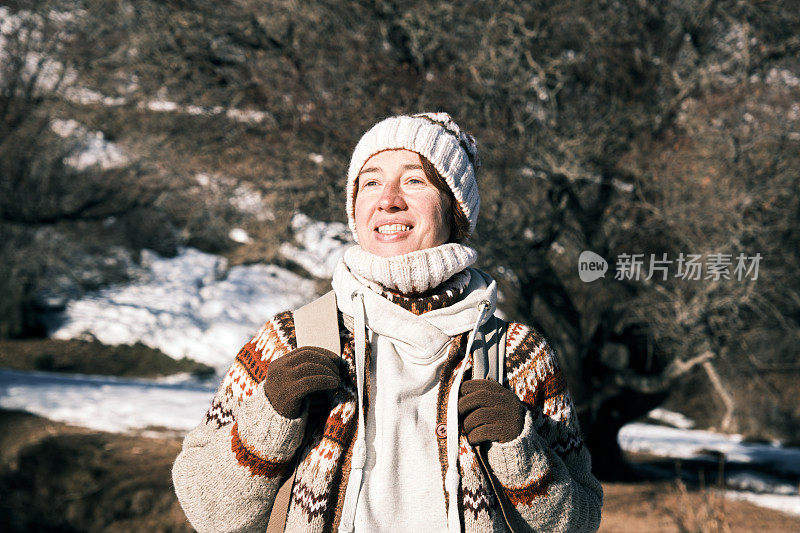 成熟的女游客走在冬山河畔