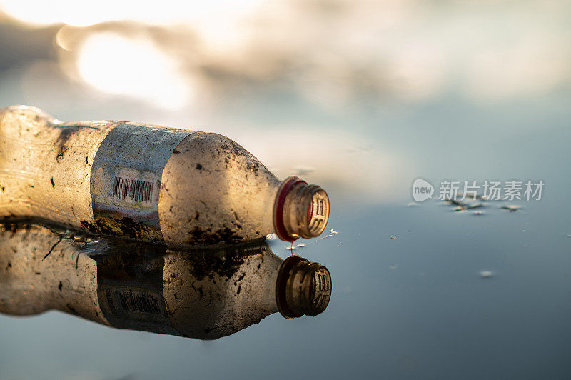 漂浮在海水上的塑料瓶垃圾污染。