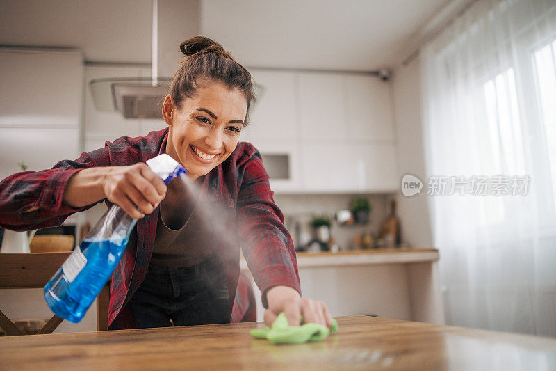 这个女人保持公寓的清洁。