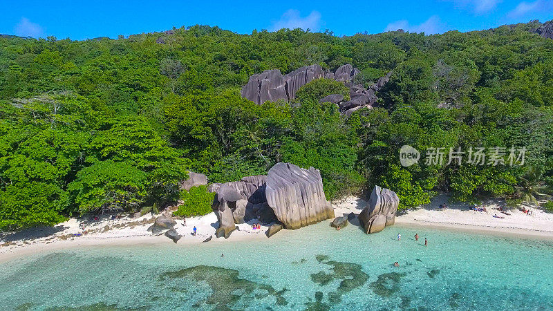 塞舌尔拉迪格的阿根特海滩。热带海岸线在阳光明媚的日子鸟瞰图