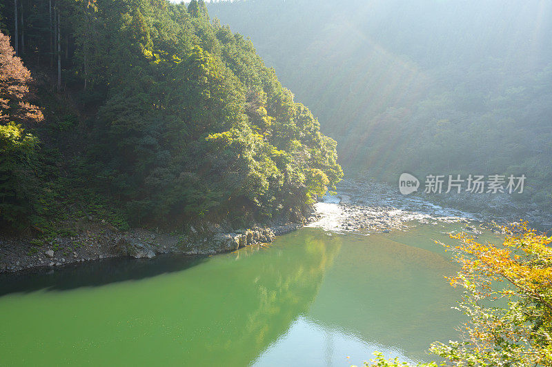 秋天，在日本京都，佐野观光电车沿途的自然景色