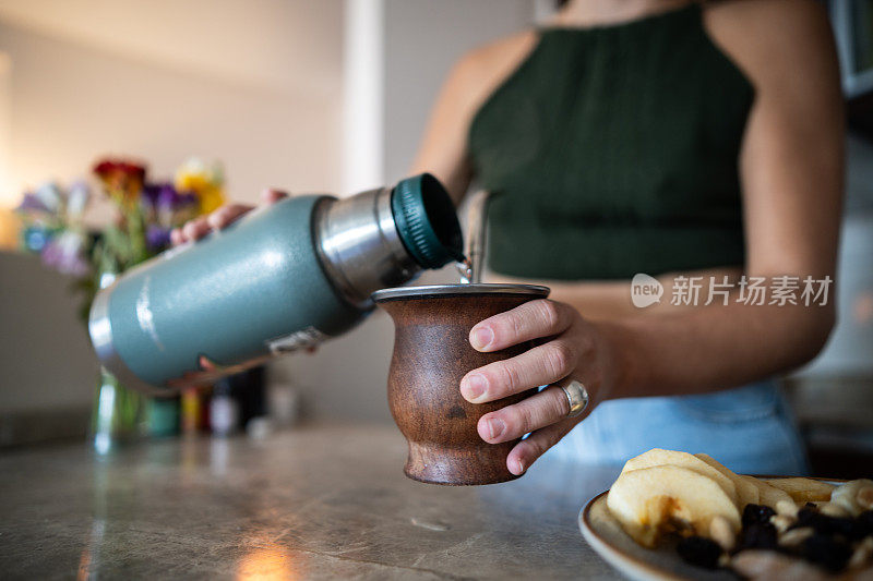 一个女人在家里准备马黛茶的特写