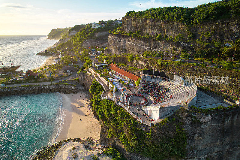 在巴厘岛靠近海洋的悬崖上的梅拉斯蒂海滩上，当地表演凯克舞的圆形剧场。