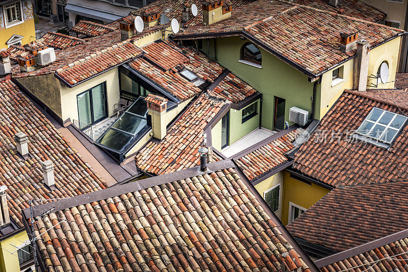 俯瞰意大利加尔达湖的加尔达河的屋顶