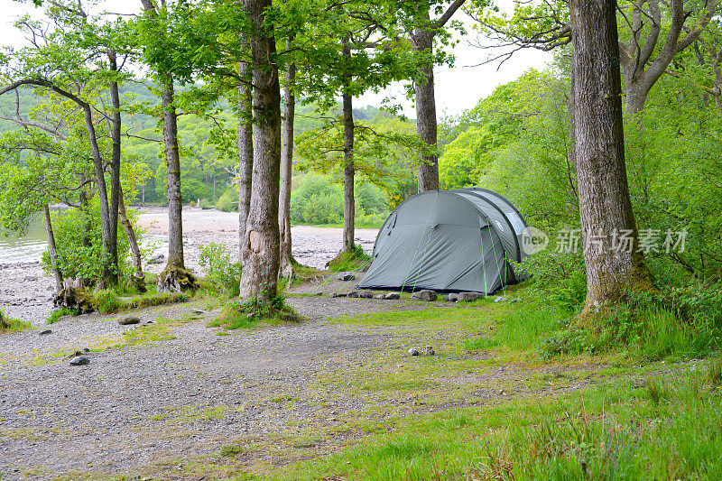 野外露营-在苏格兰乡村湖边的树下搭帐篷，回归自然是非常受欢迎的，而且价格便宜，许多人在英国度假度假。