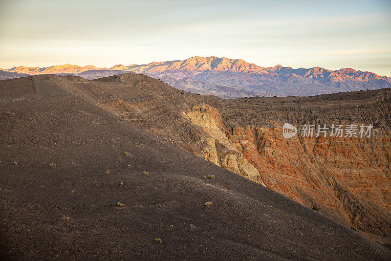 加州死亡谷国家公园的乌贝赫比火山口