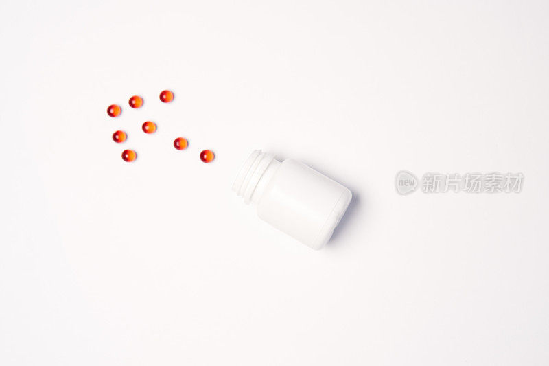 一个装有多种颜色药丸的罐子，在浅色背景上按一定顺序排列