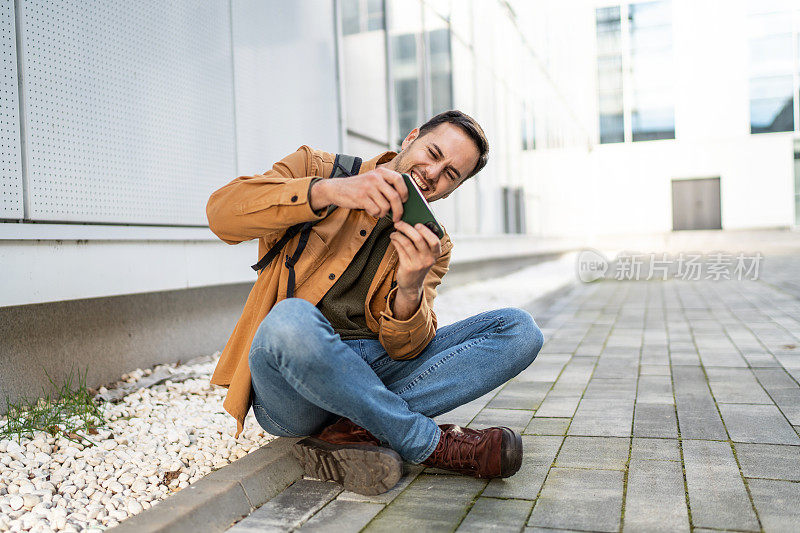 男子在智能手机上玩电子游戏