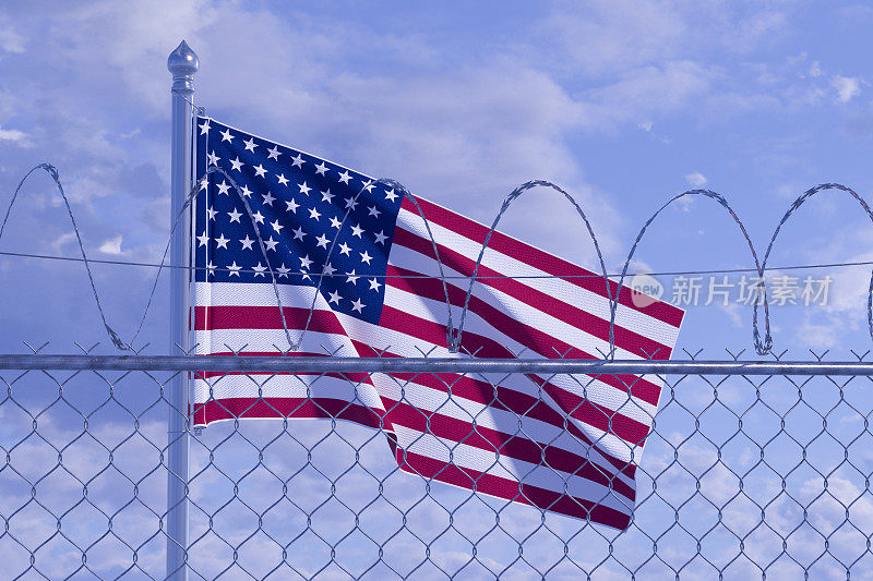美国边境有铁丝网和美国国旗