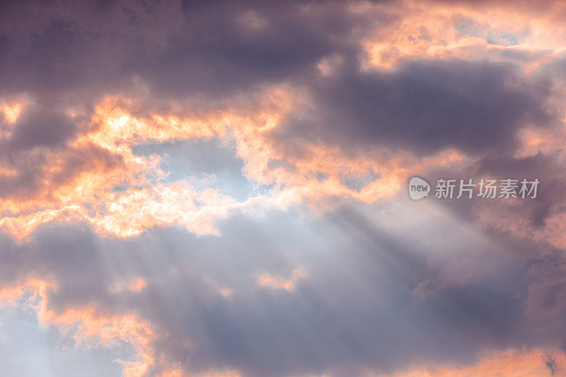 戏剧性的日落天空背景:阳光穿透黑色雷云