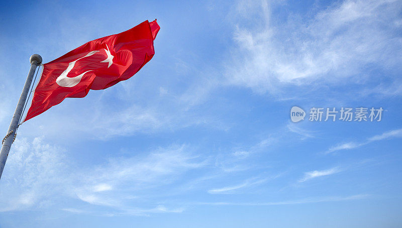 土耳其国旗悬挂在空荡荡的天空上
