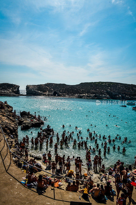 在马耳他科米诺岛的科米诺托海滩上，许多游客