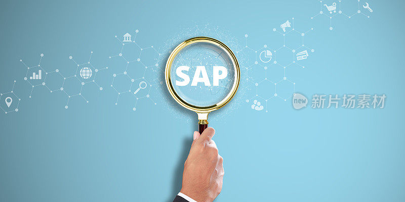 SAP:商人手里拿着放大镜，浅蓝色背景上有SAP图标。企业资源规划，商业软件解决方案，数字化转型。