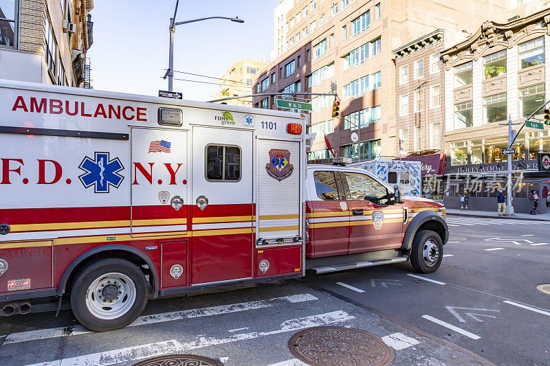 纽约消防局救护车在格林威治村克里斯托弗街