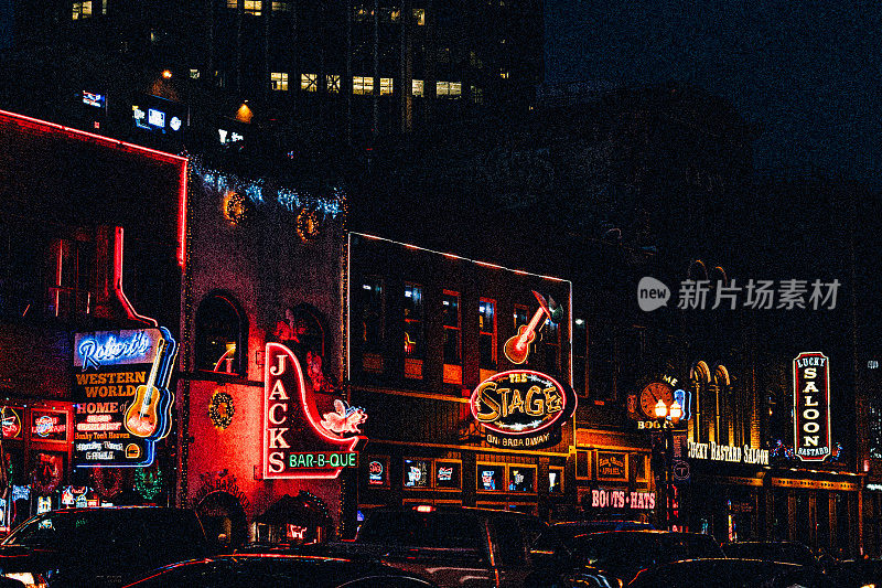 圣诞期间纳什维尔百老汇霓虹灯招牌的艺术粒状电影照片