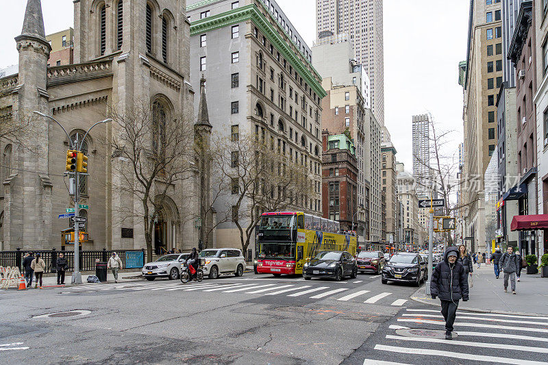 帝国大厦附近的第五大道，餐厅外停着汽车