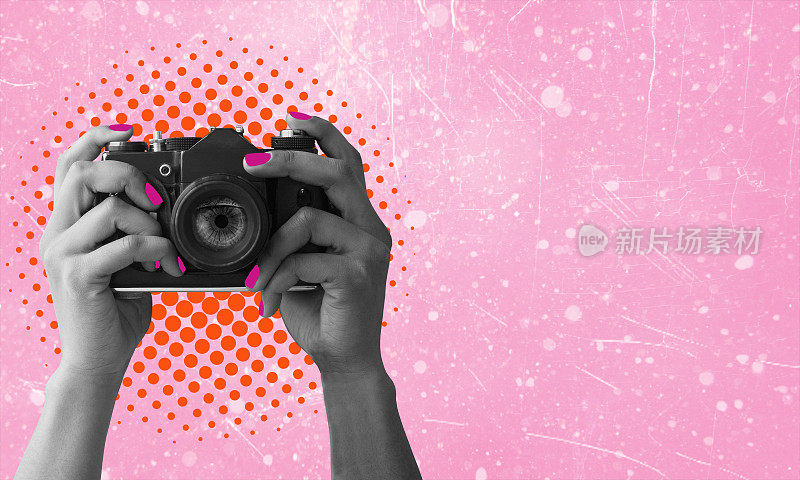 数字拼贴画，女性手拿着复古胶卷相机在粉红色的背景与复制空间。