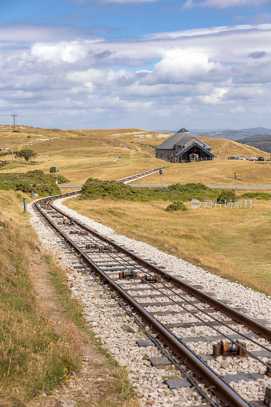 铁路驶向风景如画的山顶上的大奥姆有轨电车